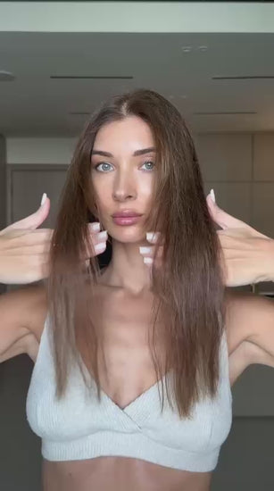 ARIA HAIR Seamless Clip-In – modelka prezentuje naturalny efekt długości i objętości