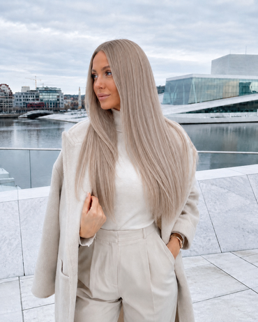 Seamless Clip-In Echthaar-Extensions 55 cm in Oslo Ice am Model — Vorderansicht — ARIA HAIR