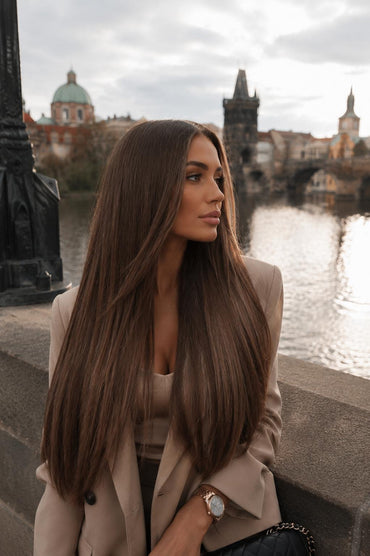 Seamless Clip-In Echthaar-Extensions 55 cm in Prague Bronze am Model — Vorderansicht — ARIA HAIR