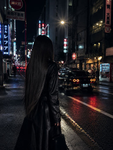 Seamless Clip-In Echthaar-Extensions 70 cm in Tokyo Night am Model — Rückansicht — ARIA HAIR