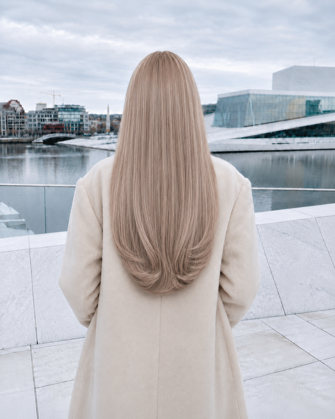 Włosy doczepiane Seamless Clip-In 55 cm Oslo Ice – długie gęste włosy w chłodnym blondzie, widok z tyłu